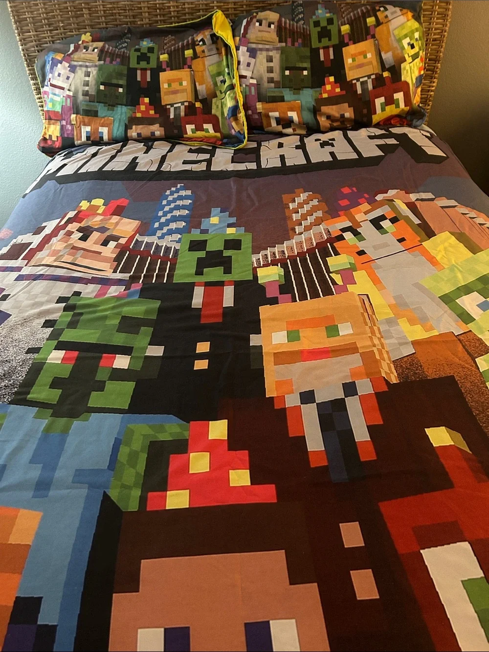 Minecraft Pixel Characters Kids Bedding Set - Multicolor. Twin/full bed.